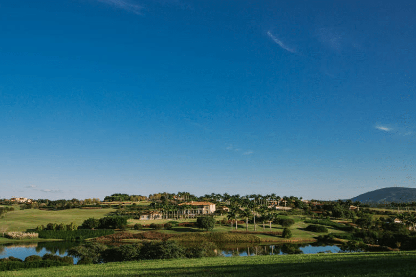 Vista panorâmica do campo de golfe, lago e áreas verdes da Fazenda Boa Vista, em Porto Feliz, São Paulo