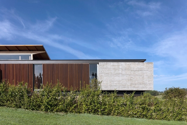 Residência do Projeto Caboclo na Fazenda Boa Vista, em Porto Feliz, com arquitetura contemporânea e fachada de madeira e concreto.